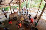 ร่วมสร้างกุศลเทพื้นโรงครัวที่-สำนักสงฆ์แม่น้าน้อย-เทปูน-แม่น้ำน้อย