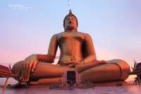 วัดม่วง-อ่างทอง-พระอุโบสถล้อมรอบด้วยกลีบบัวใหญ่ที่สุดในโลก