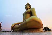 วัดม่วง-อ่างทอง-พระอุโบสถล้อมรอบด้วยกลีบบัวใหญ่ที่สุดในโลก