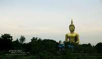 วัดม่วง-อ่างทอง-พระอุโบสถล้อมรอบด้วยกลีบบัวใหญ่ที่สุดในโลก