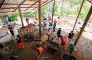 ร่วมสร้างกุศลเทพื้นโรงครัวที่-สำนักสงฆ์แม่น้าน้อย-เทปูน-แม่น้ำน้อย