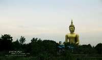 วัดม่วง-อ่างทอง-พระอุโบสถล้อมรอบด้วยกลีบบัวใหญ่ที่สุดในโลก